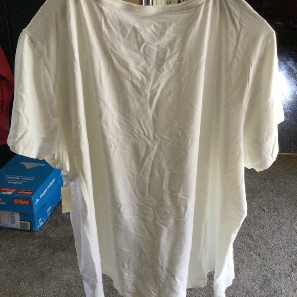 Amazon Essentials Plus Size Short-Sleeve V-Neck T-Shirt - Picture 2 of 8